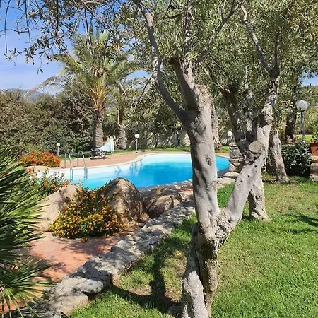 Laura, Fronte Piscina E Giardino Privato * Villasimius